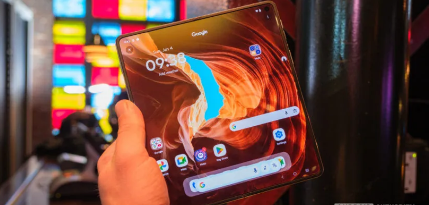 I tried Motorola’s new Razr Fold, and now I’m worried about it